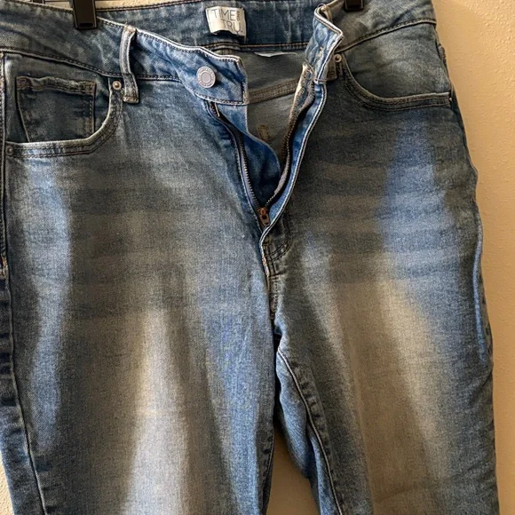 Time and Tru Distressed Blue Ankle Jeans - Picture 5 of 5